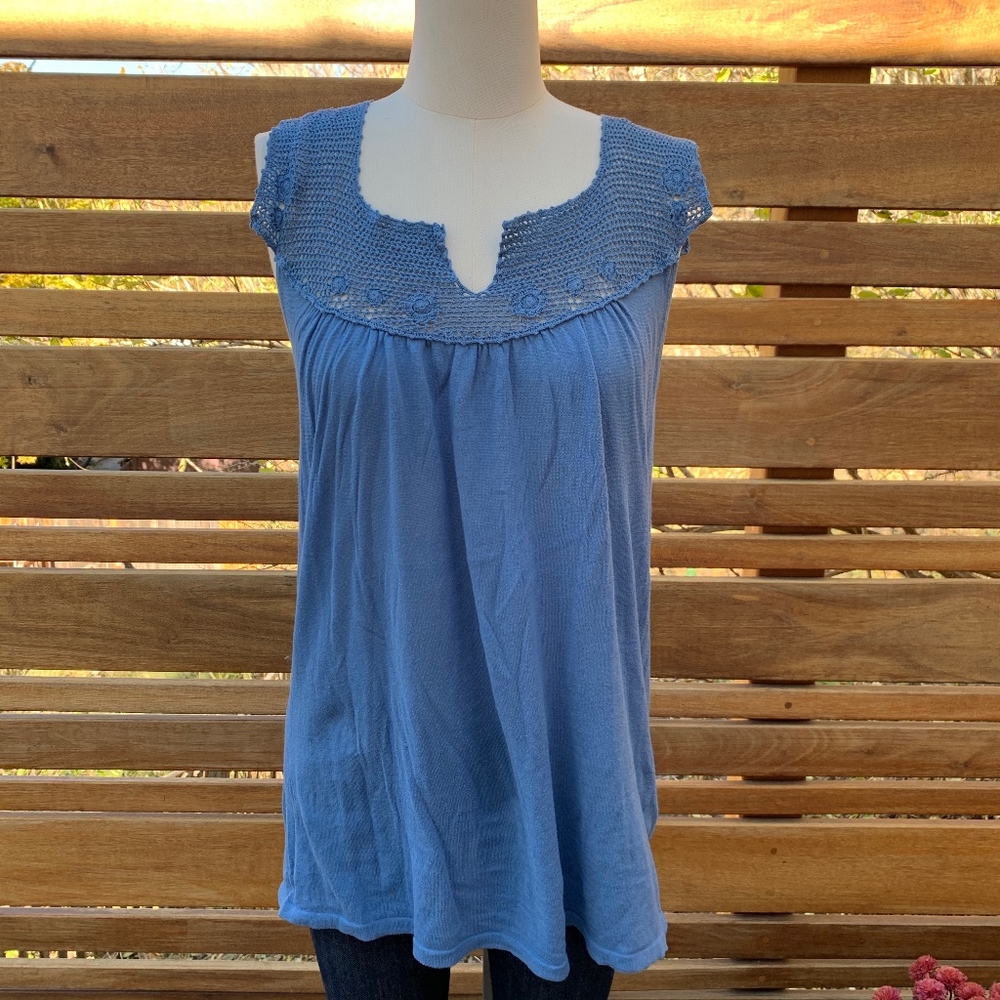 BANANA REPUBLIC TOP w CROCHET DETAIL